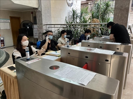 廣州市越秀區(qū)教育局現(xiàn)場審核返區(qū)生辦理材料，采用“提前網(wǎng)上預(yù)約、現(xiàn)場分批辦理”的方式進行。廣州市越秀區(qū)教育局供圖