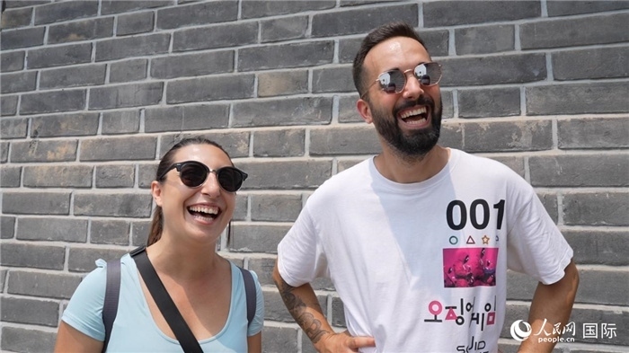 圖為西班牙籍游客塔瑪拉·魯伊斯·查莫羅（左）和馬克·普拉達(dá)·巴約納（右）。人民網(wǎng)記者 吳超嵐攝