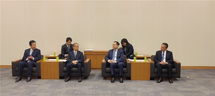 4月11日，楊萬(wàn)明會(huì)長(zhǎng)在東京會(huì)見日中友好議員聯(lián)盟會(huì)長(zhǎng)二階俊博（左二）。中國(guó)人民對(duì)外友好協(xié)會(huì)供圖