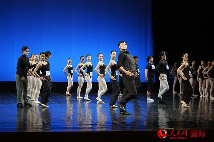 3月26日，松山芭蕾舞團(tuán)青年代表團(tuán)成員在中央芭蕾舞團(tuán)交流學(xué)習(xí)。人民網(wǎng)記者 張麗婭攝