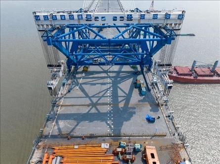 △ 圖為我國(guó)自主研發(fā)的世界最大噸位橋面吊機(jī)。