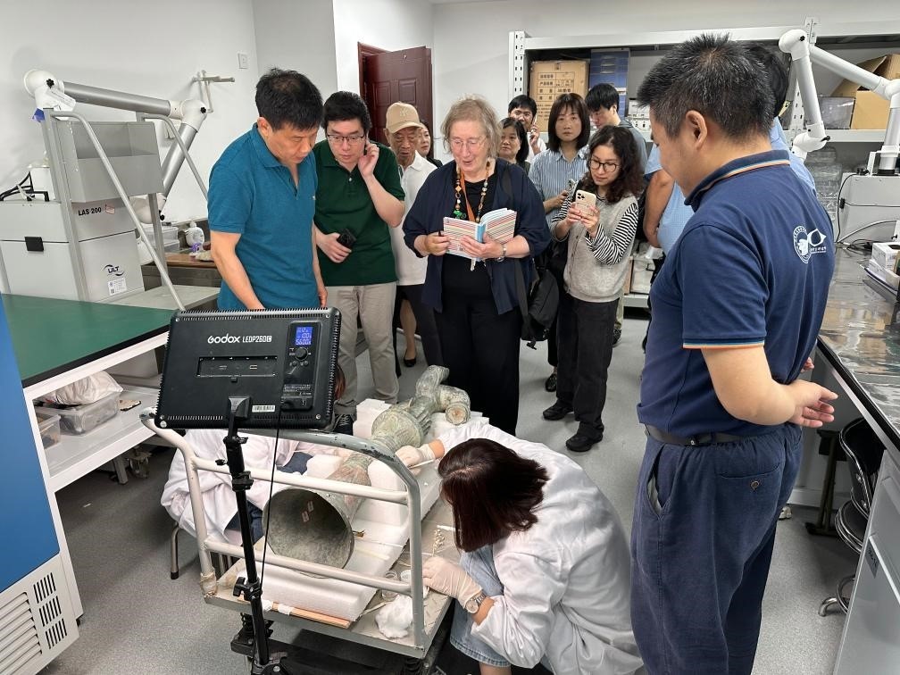 2024年5月28日，英國(guó)考古學(xué)家、牛津大學(xué)教授杰西卡·羅森在文物保護(hù)修復(fù)實(shí)驗(yàn)室觀摩文物。新華社發(fā)（四川省文物考古研究院供圖）