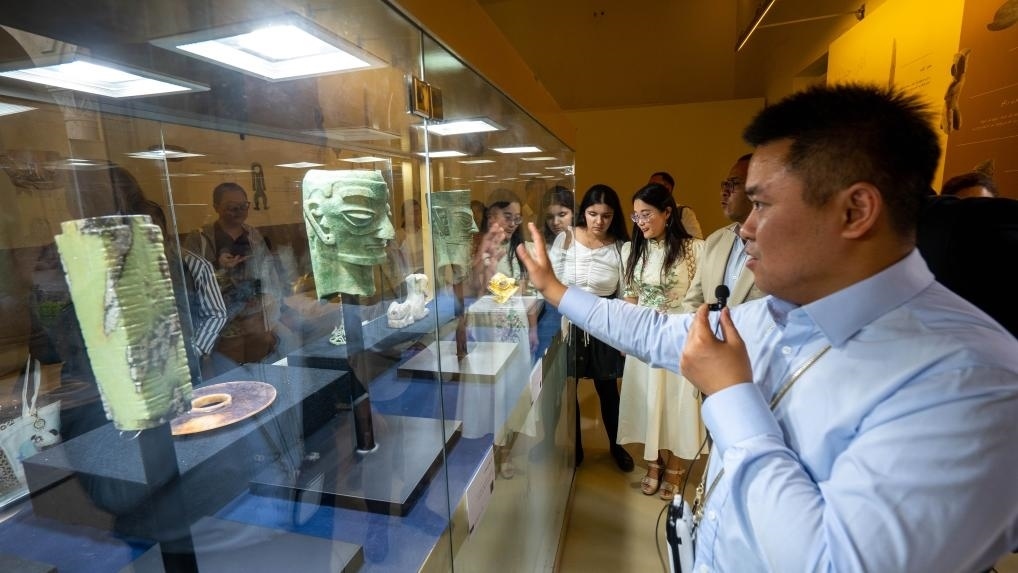 2024年6月14日，冉宏林在埃及開羅舉辦的“三星堆·金沙”主題數(shù)字展上向埃及公眾介紹三星堆文化。新華社發(fā)（四川省文物考古研究院供圖）