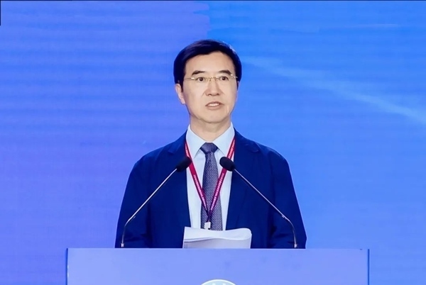 杜玉波在第八屆產(chǎn)教融合發(fā)展大會上作主旨報告。中國高等教育學(xué)會供圖