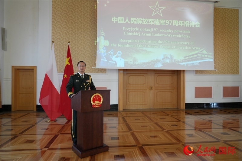 波蘭使館國防武官張寅生大校在招待會上致辭。人民網(wǎng)記者 李增偉攝 