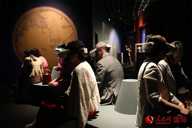 嘉賓在展覽“傳奇之旅：馬可·波羅與絲綢之路上的世界”VR體驗(yàn)區(qū)參觀。人民網(wǎng) 殷韜攝