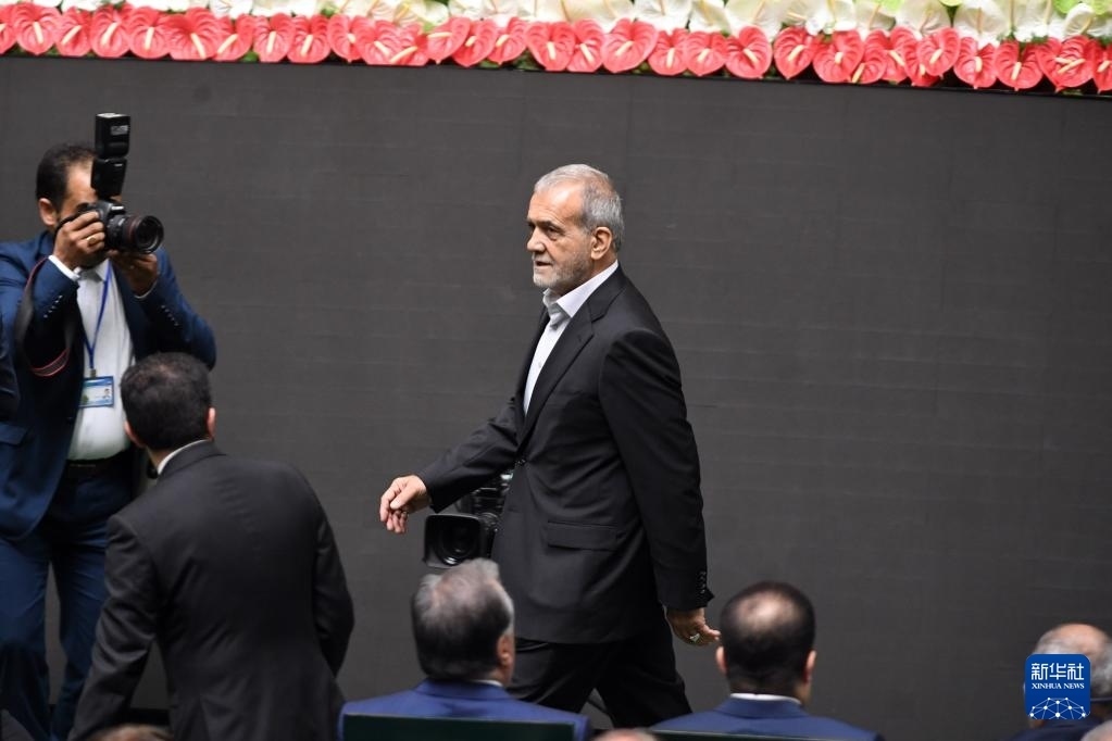 7月30日，在伊朗德黑蘭的伊朗議會(huì)，佩澤希齊揚(yáng)（中）抵達(dá)總統(tǒng)就職典禮現(xiàn)場。新華社記者 沙達(dá)提 攝