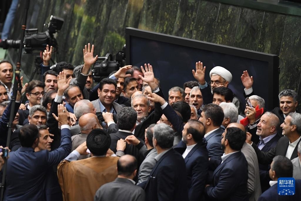 7月30日，在伊朗德黑蘭的伊朗議會(huì)，佩澤希齊揚(yáng)（中）離開總統(tǒng)就職典禮現(xiàn)場時(shí)揮手致意。新華社記者 沙達(dá)提 攝