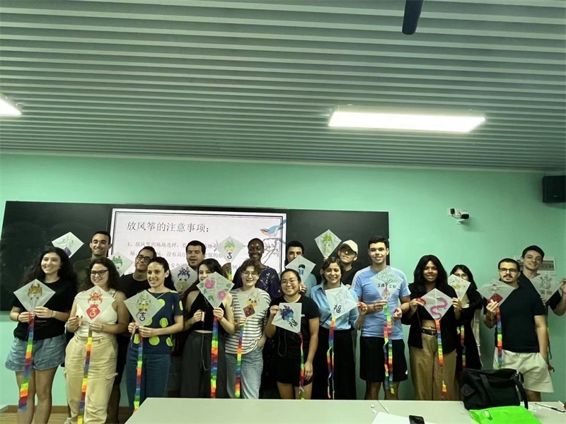 在中國和巴西共迎兩國建交50周年之際，巴西圣保羅州立大學(xué)孔子學(xué)院今年7月成功組織多批、近40名巴西青少年來華進行短期訪問交流，圖為訪問團成員參加文化體驗活動。 巴西圣保羅州立大學(xué)孔子學(xué)院供圖