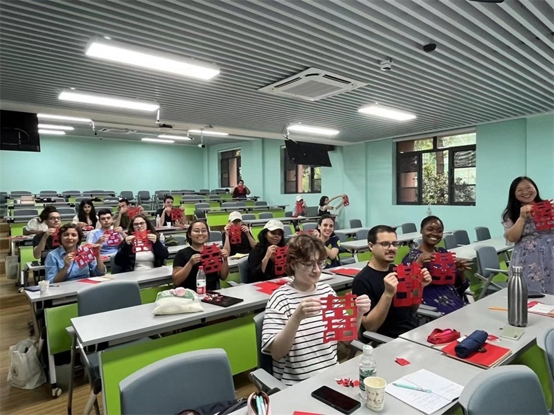 在中國和巴西共迎兩國建交50周年之際，巴西圣保羅州立大學(xué)孔子學(xué)院今年7月成功組織多批、近40名巴西青少年來華進行短期訪問交流，圖為訪問團成員參加文化體驗活動。 巴西圣保羅州立大學(xué)孔子學(xué)院供圖