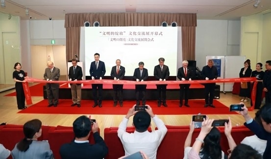 中外嘉賓共同為“文明的綻放”文化交流展開(kāi)幕式剪彩。中國(guó)外文局國(guó)際傳播發(fā)展中心供圖