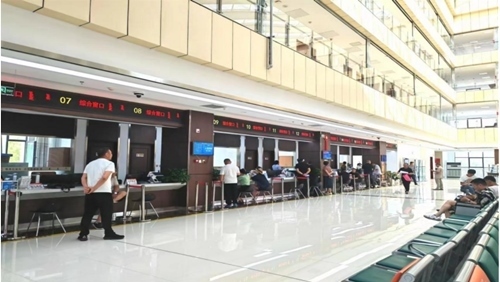 鄂托克旗政務(wù)服務(wù)中心“全科受理大綜窗”。 鄂托克旗政務(wù)服務(wù)與數(shù)據(jù)管理局供圖