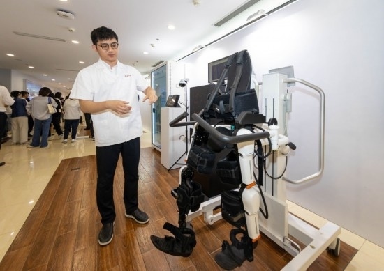 2024年5月24日，在位于上海市嘉定區(qū)的上海交通大學(xué)醫(yī)學(xué)院附屬瑞金醫(yī)院腫瘤質(zhì)子中心，工作人員介紹由瑞金醫(yī)院醫(yī)生和醫(yī)療公司共同研發(fā)的用于恢復(fù)患者下肢的醫(yī)療機器人。新華社記者 王翔 攝