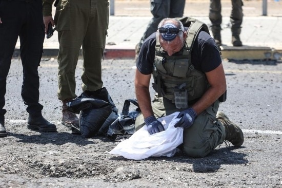 8月6日，在以色列納哈里亞，警方在無人機(jī)襲擊現(xiàn)場開展工作。以色列國防軍6日發(fā)表聲明說，多架無人機(jī)當(dāng)天從黎巴嫩射向以色列，造成以色列邊境城市納哈里亞數(shù)名平民受傷。新華社/基尼圖片社