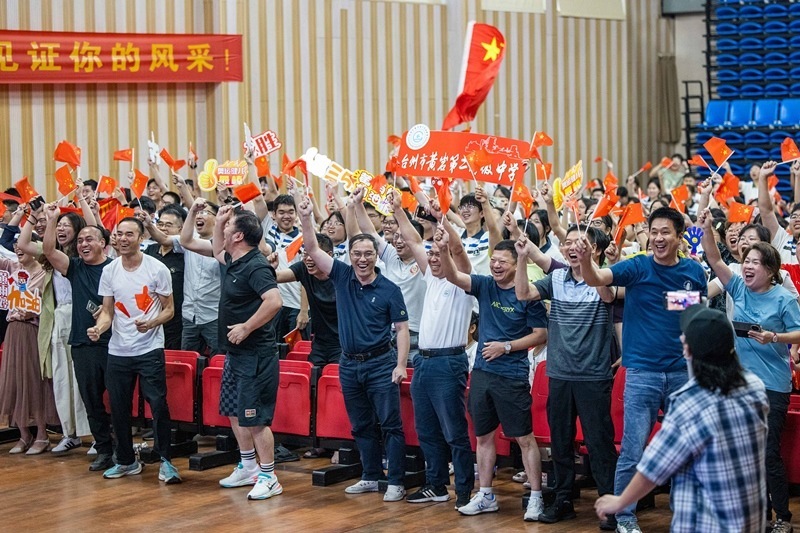 北京時間7月27日，2024年巴黎奧運會首個比賽日，在射擊10米氣步槍混合團體比賽中，中國選手黃雨婷/盛李豪獲得金牌。圖為黃雨婷的母校師生們通過收看奧運直播的方式為她加油助威。