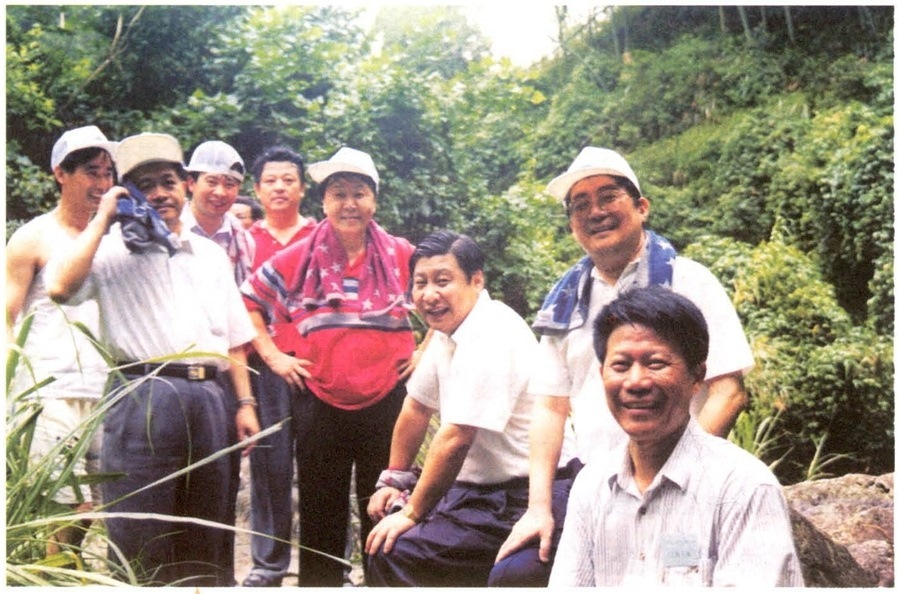 1999年6月，習近平在福州森林公園參加紀念毛主席“發(fā)展體育運動，增強人民體質(zhì)”題詞47周年登山健身活動。（資料照片，來源：《習近平在福建》（下））