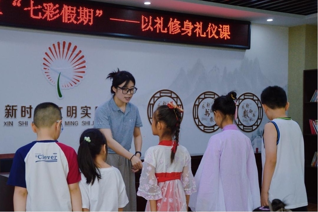 曲阜市小雪街道如意社區(qū)新時代文明實踐站以禮修身禮儀課。謝婉瑩 攝