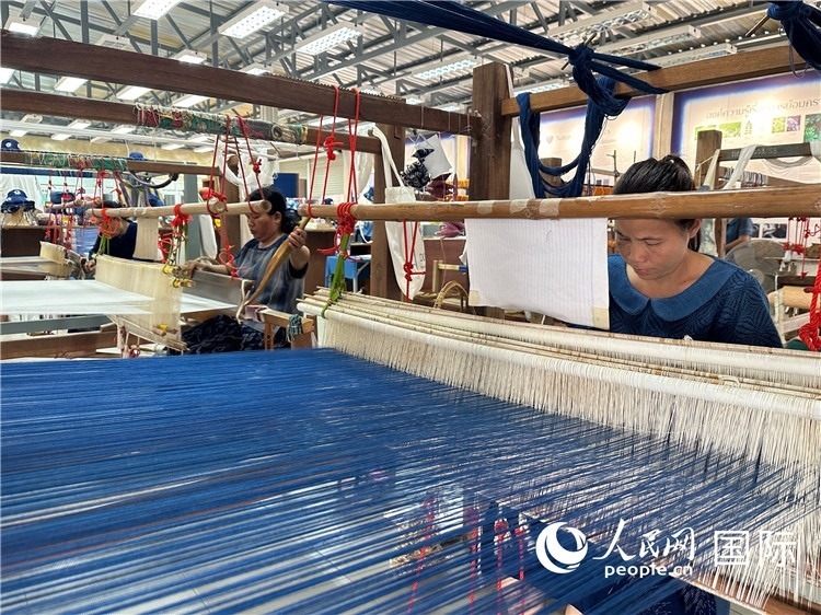 當(dāng)?shù)氐逅{(lán)染色織造手工作坊。人民網(wǎng)記者 簡承淵攝