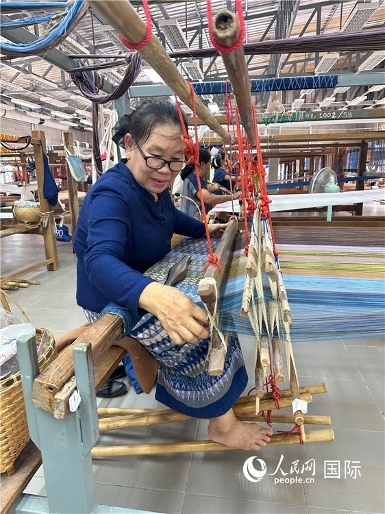 傳統(tǒng)手工織布。人民網(wǎng)記者 簡承淵攝