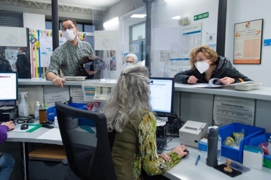 1月15日，人們?cè)谖靼嘌礼R德里一家診所內(nèi)就診。新華社發(fā)（古斯塔沃·巴連特?cái)z）