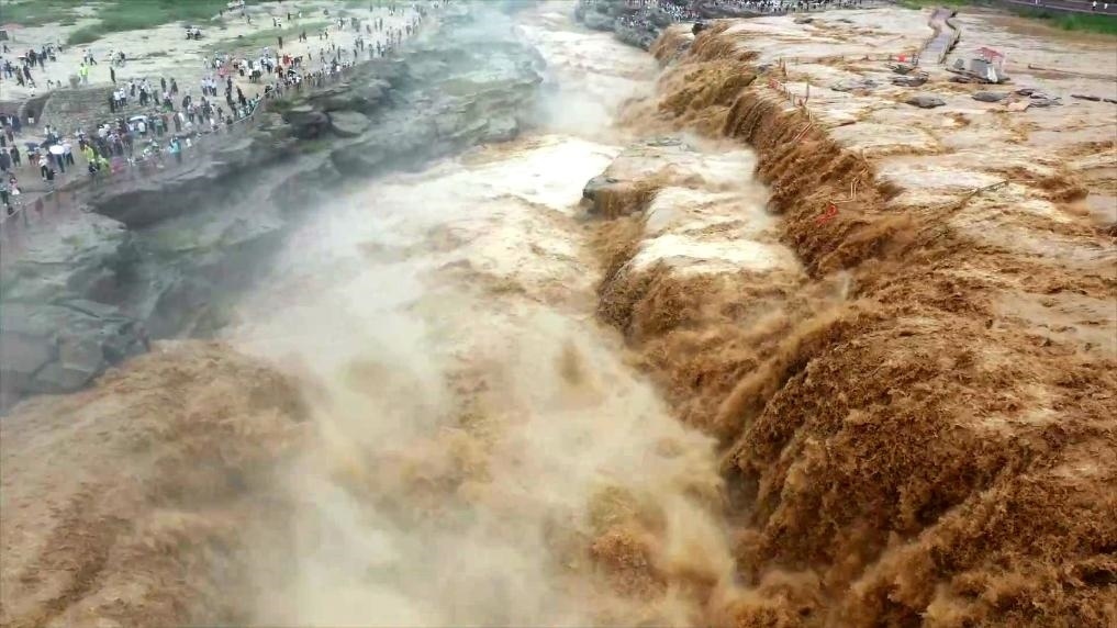 黃河壺口瀑布水量大增，出現(xiàn)壯美黃色瀑布群景觀。新華社發(fā) 呂桂明 攝