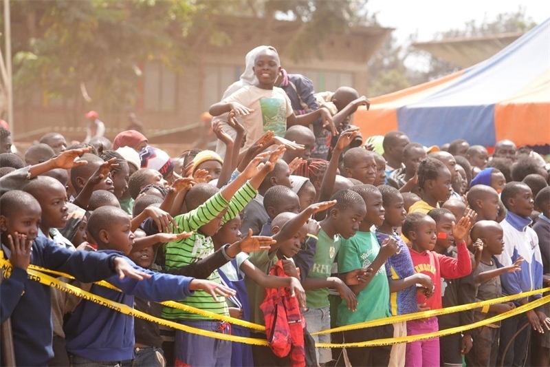 孩子們觀看達(dá)人秀。主辦方供圖