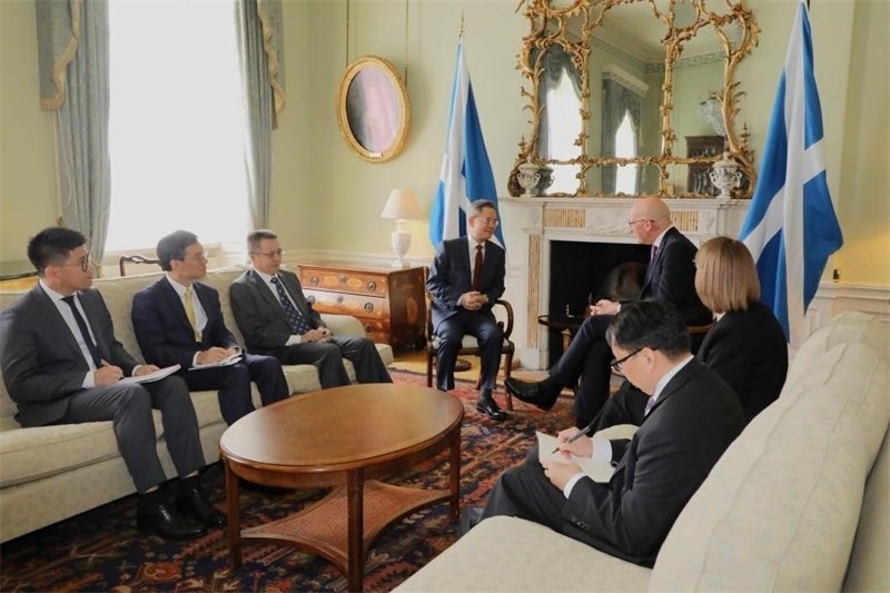 中國(guó)駐英國(guó)大使鄭澤光在愛(ài)丁堡會(huì)見(jiàn)蘇格蘭首席部長(zhǎng)斯溫尼。中國(guó)駐英國(guó)使館供圖