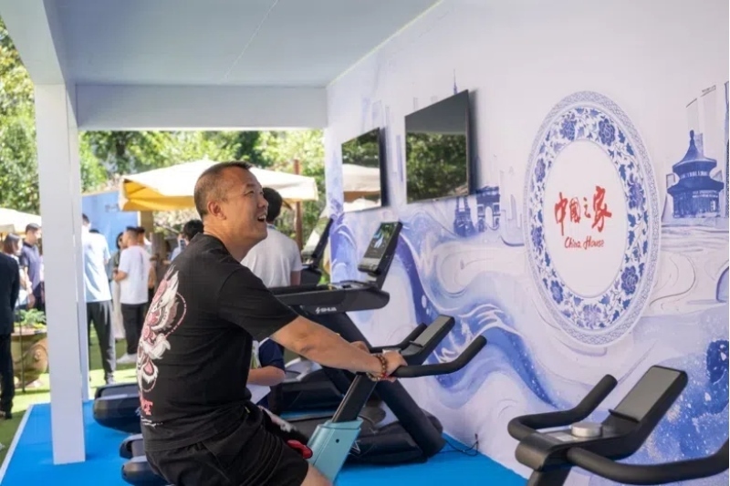 參觀者在智慧體育公園體驗(yàn)動感單車。巴黎