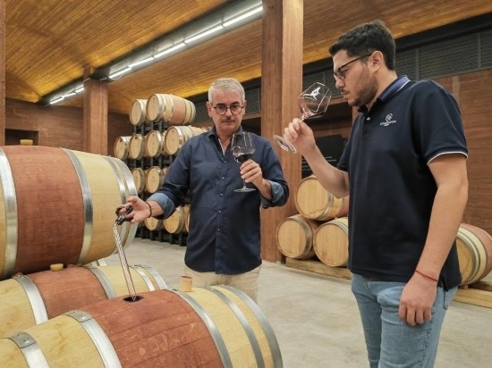  8月7日，尼古拉·格里馬（左）與同事在酒窖中。新華社記者 劉海 攝