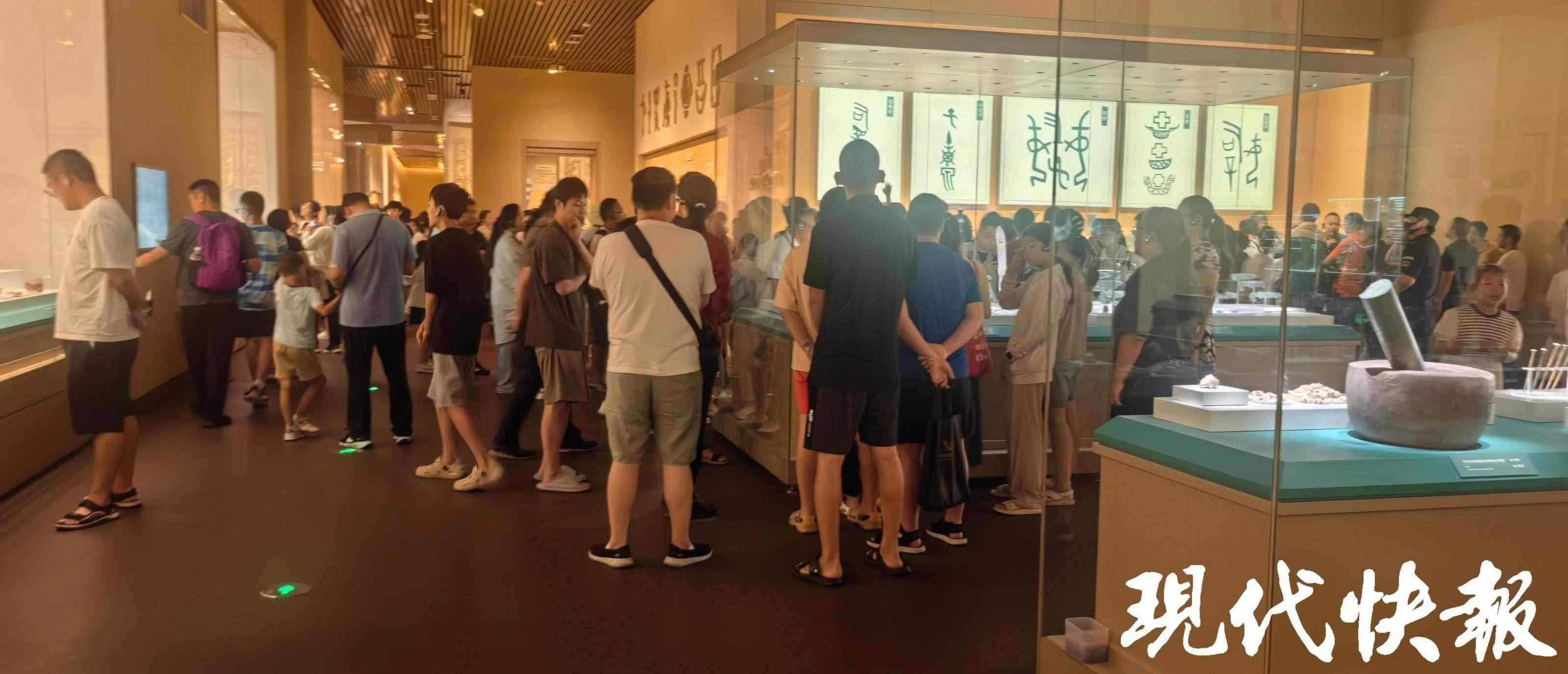 殷墟博物館新館內的大客流