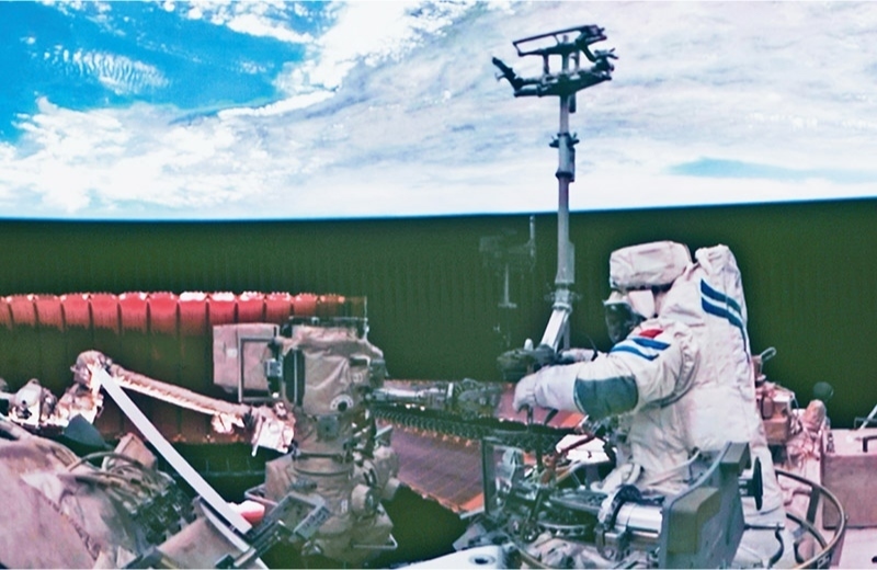 黨的十八大以來，我國科技事業(yè)取得歷史性成就、發(fā)生歷史性變革，科技自立自強成果持續(xù)涌現(xiàn)。圖為2024年7月3日在北京航天飛行控制中心拍攝的神舟十八號航天員李聰在空間站組合體艙外作業(yè)的畫面。 新華社記者 郭中正/攝