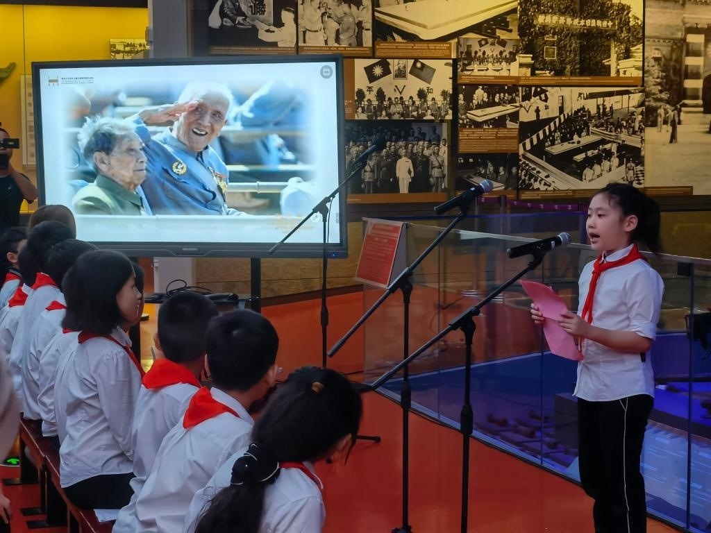 南京市科睿小學二年級學生章若初為大家講述抗戰(zhàn)老兵手印的故事。 新華社記者 邱冰清 攝