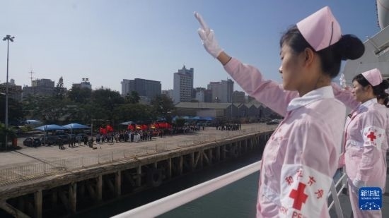 當?shù)貢r間8月16日上午10時許，執(zhí)行“和諧使命-2024”任務的中國海軍“和平方舟”號醫(yī)院船圓滿結(jié)束對莫桑比克的訪問，駛離馬普托港，前往本次任務第五站南非。新華社發(fā)（曹春耀 攝）