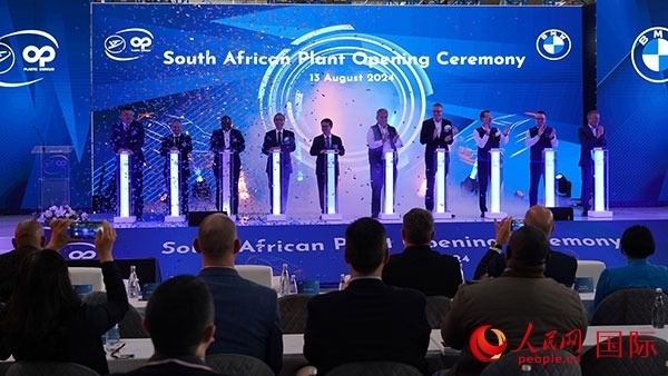 嘉賓點(diǎn)亮燈柱。人民網(wǎng) 張茜攝