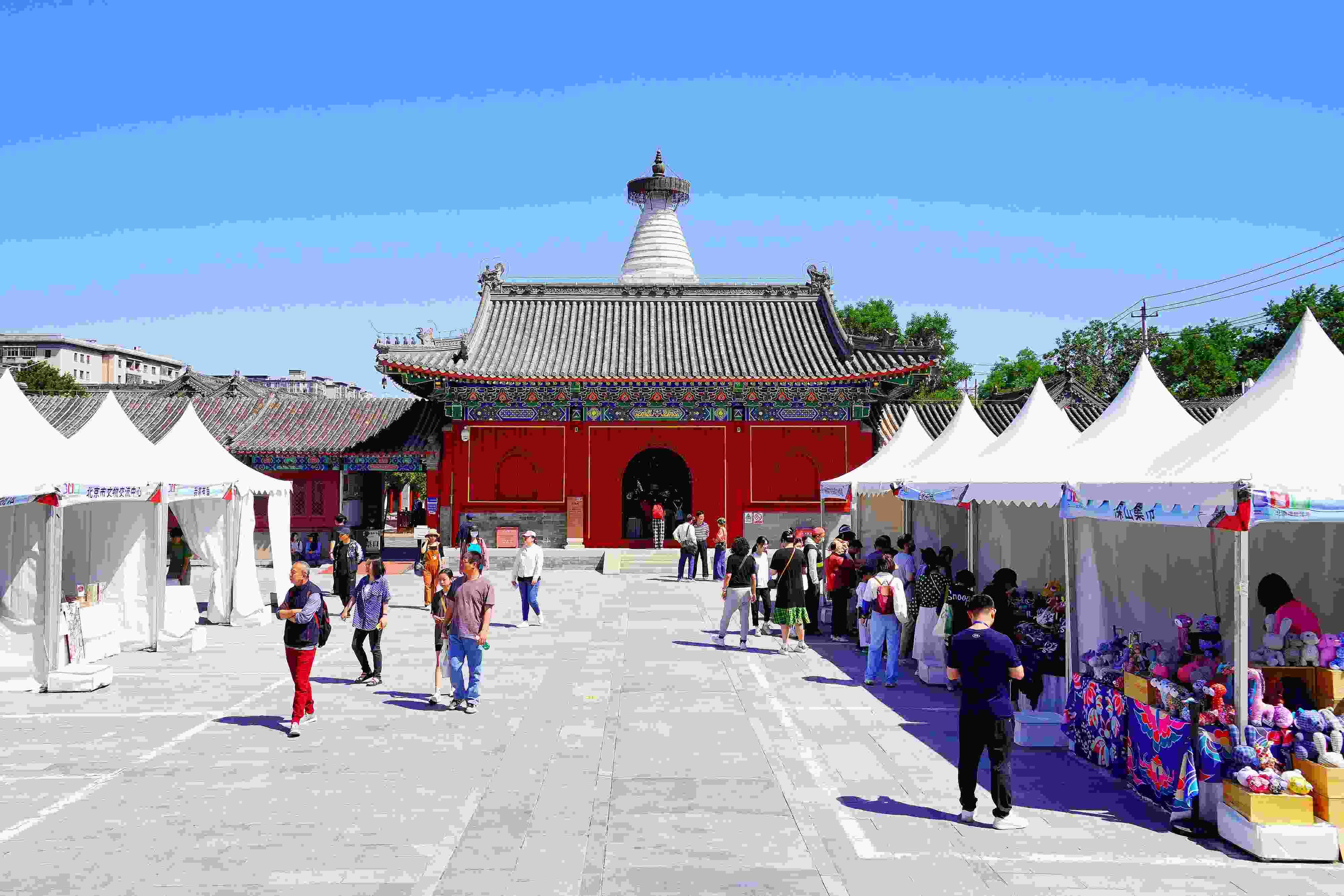 2024年5月，“北京白塔文化市集”在已有700余年歷史的妙應(yīng)寺白塔下舉行。