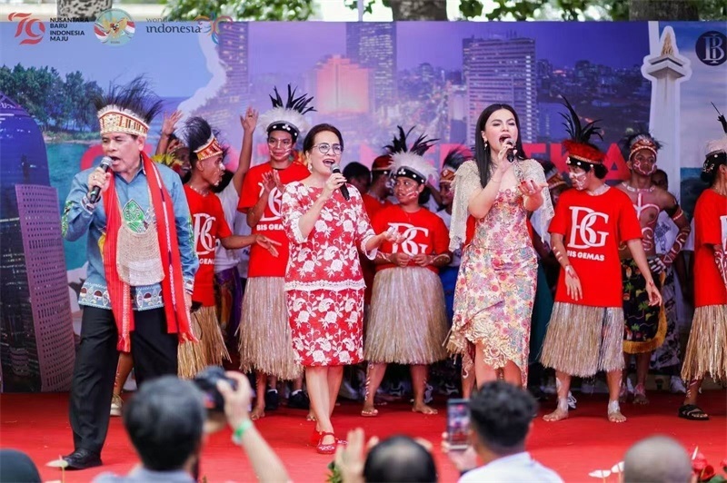 大使夫婦與演員一起共唱《明天會更好》。