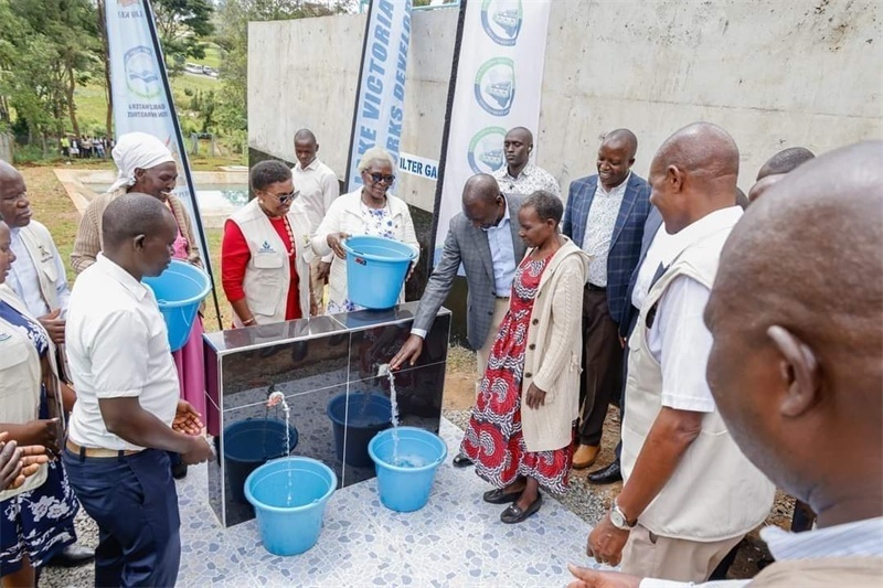 肯尼亞總統(tǒng)魯托考察南迪山供水項目設備運行情況。中鐵十局供圖