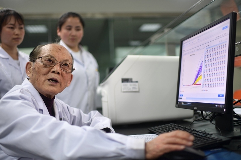 2021年6月17日，吳天一（前）在青海西寧的實(shí)驗(yàn)室內(nèi)和學(xué)生討論。