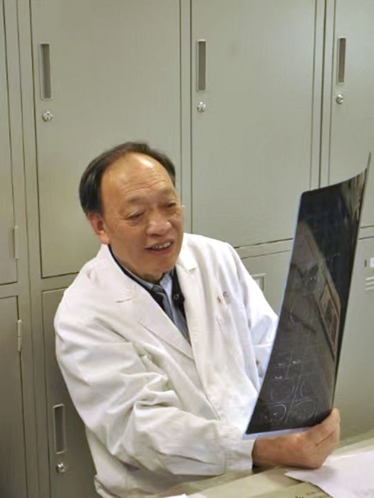 復(fù)旦大學(xué)附屬華山醫(yī)院感染科終身教授翁心華在工作（資料照片）。 新華社發(fā)