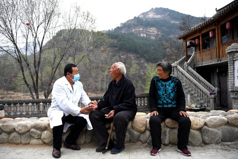 2020年4月15日，在河北阜平縣龍泉關(guān)鎮(zhèn)駱駝灣村，村醫(yī)霍建國(guó)為村民把脈。