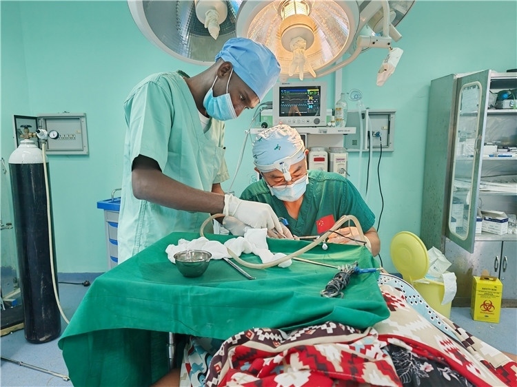 李廣醫(yī)生與當(dāng)?shù)蒯t(yī)生在做手術(shù)中。中國援桑醫(yī)療隊供圖