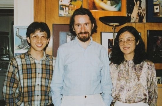 1992年，朱銳（左）赴美國杜蘭大學攻讀心靈哲學與認知科學，師從心靈哲學和認知科學家Radu Bogdan（中），右為朱銳師姐、北師大教授田平。