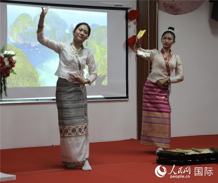 學(xué)生們在表演。人民網(wǎng)記者 劉慧攝