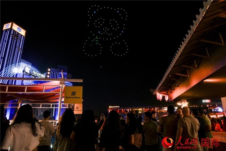 當?shù)孛癖娪^看無人機表演。人民網(wǎng)記者 宋亦然攝