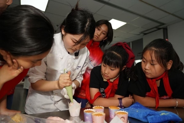 一日營(yíng)首發(fā)團(tuán)探訪技能大師工作室并現(xiàn)場(chǎng)開(kāi)展實(shí)踐體驗(yàn)活動(dòng)。徐匯區(qū)總工會(huì)供圖