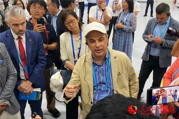 阿根廷駐華大使馬致遠與億華通動力科技有限公司總經(jīng)理于民討論關(guān)切問題。人民網(wǎng) 宋歌攝