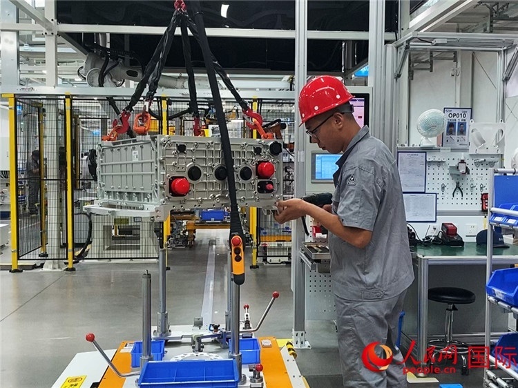 技術(shù)人員進行系統(tǒng)化測試。人民網(wǎng)記者 于洋攝