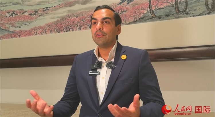 毛里求斯民議會議長阿德里安·夏爾·杜瓦爾接受媒體采訪。人民網 鐘文興攝