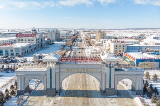 這是2024年1月31日拍攝的中國（黑龍江）自由貿(mào)易試驗(yàn)區(qū)黑河片區(qū)（無人機(jī)照片）。五年來，中國（黑龍江）自由貿(mào)易試驗(yàn)區(qū)將“試驗(yàn)田”種成“高產(chǎn)田”，以全省萬分之三的面積，貢獻(xiàn)了全省約五分之一的實(shí)際使用外資和七分之一的外貿(mào)進(jìn)出口，在對(duì)外合作、降低物流成本、培育特色產(chǎn)業(yè)和新業(yè)態(tài)新模式等方面深入探索，成功產(chǎn)出超過300項(xiàng)制度創(chuàng)新成果。