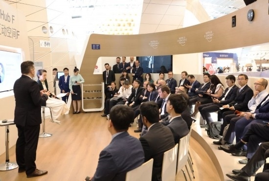 2024年6月26日，嘉賓在第十五屆夏季達(dá)沃斯論壇主會(huì)場——遼寧大連國際會(huì)議中心參與互動(dòng)討論。